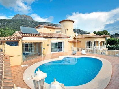 Vista exterior de Casa o xalet en venda en Calpe / Calp amb Aire condicionat, Terrassa i Piscina