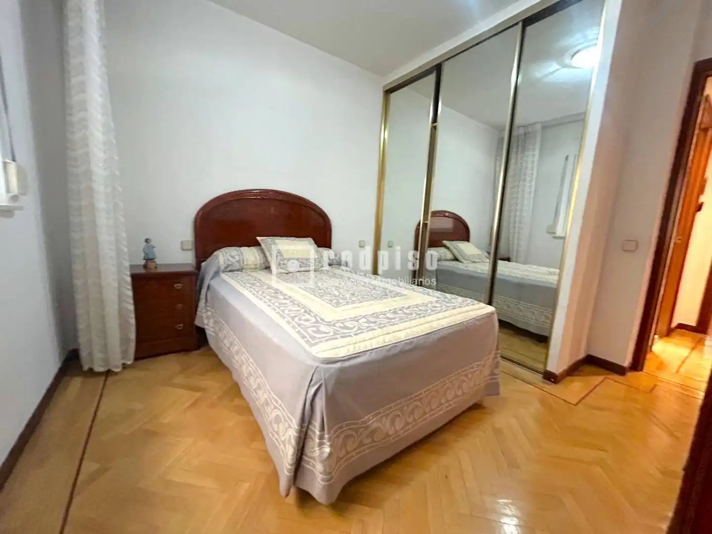 Dormitori de Pis en venda en Madrid amb Calefacció, Parquet i Terrassa