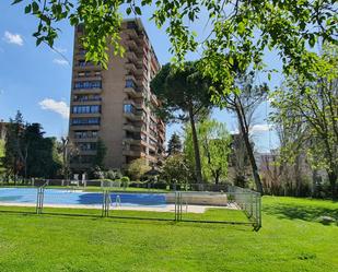 Piscina de Pis en venda en  Madrid Capital amb Aire condicionat, Calefacció i Jardí privat