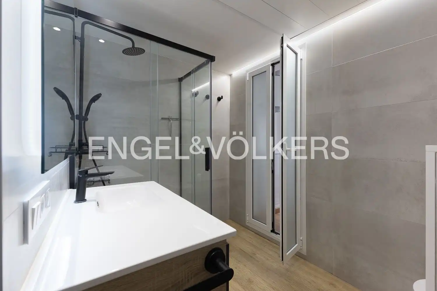 Bathroom of Flat for rent in Valencia  with Air Conditioner, Heating and Terrace