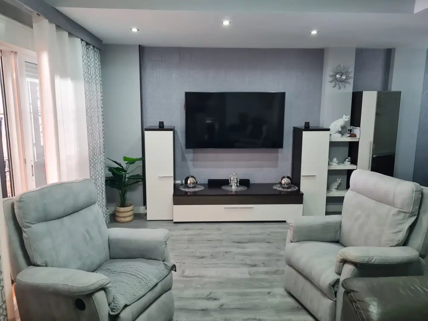 Sala d'estar de Casa adosada en venda en Espartinas amb Aire condicionat, Jardí privat i Piscina