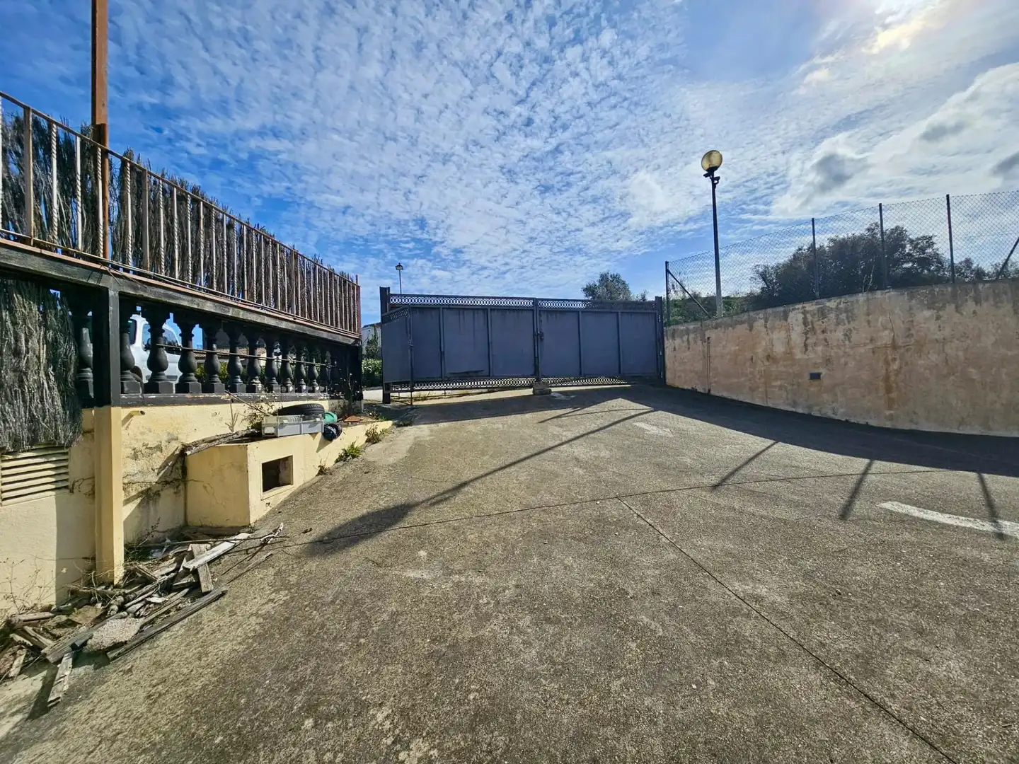 Parkplatz von Fabrikhallen zum Verkauf in Tordera