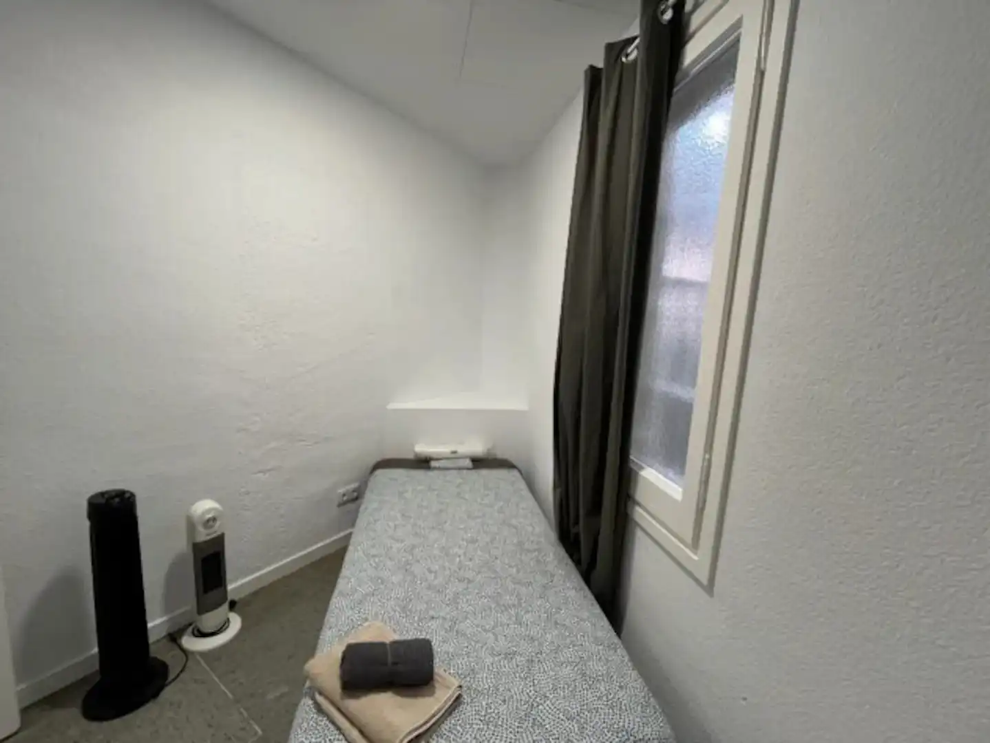 Bedroom of Flat for share in Eixample