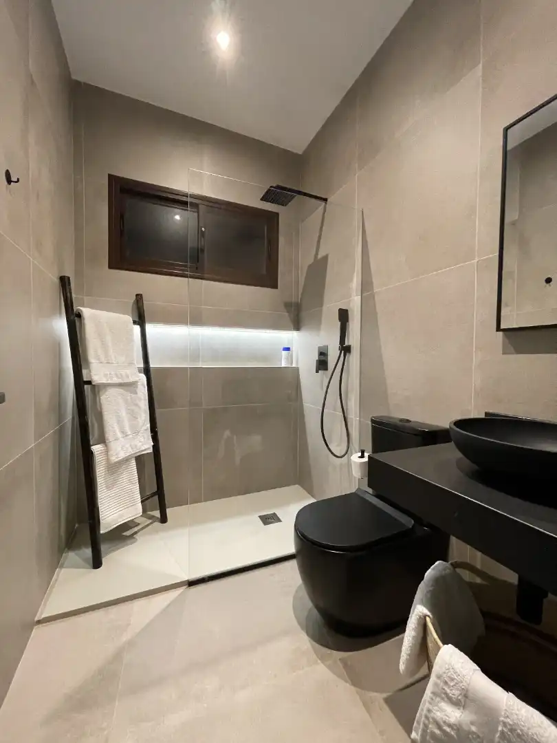 Baño de Estudio de alquiler en Carmona con Aire acondicionado, Amueblado y Microondas