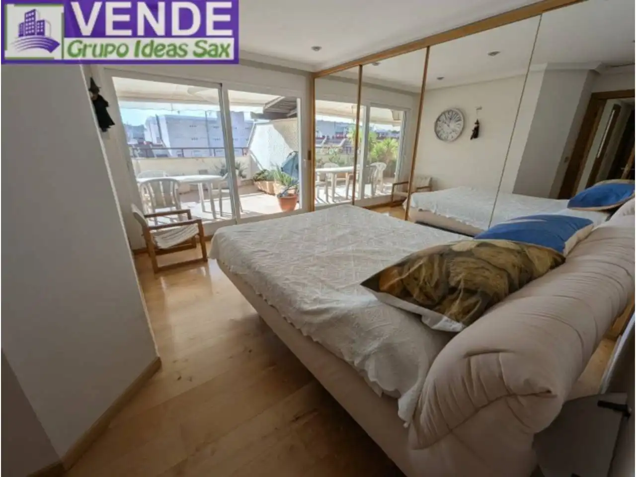 Schlafzimmer von Dachboden zum Verkauf in Elda mit Heizung, Terrasse und Möbliert