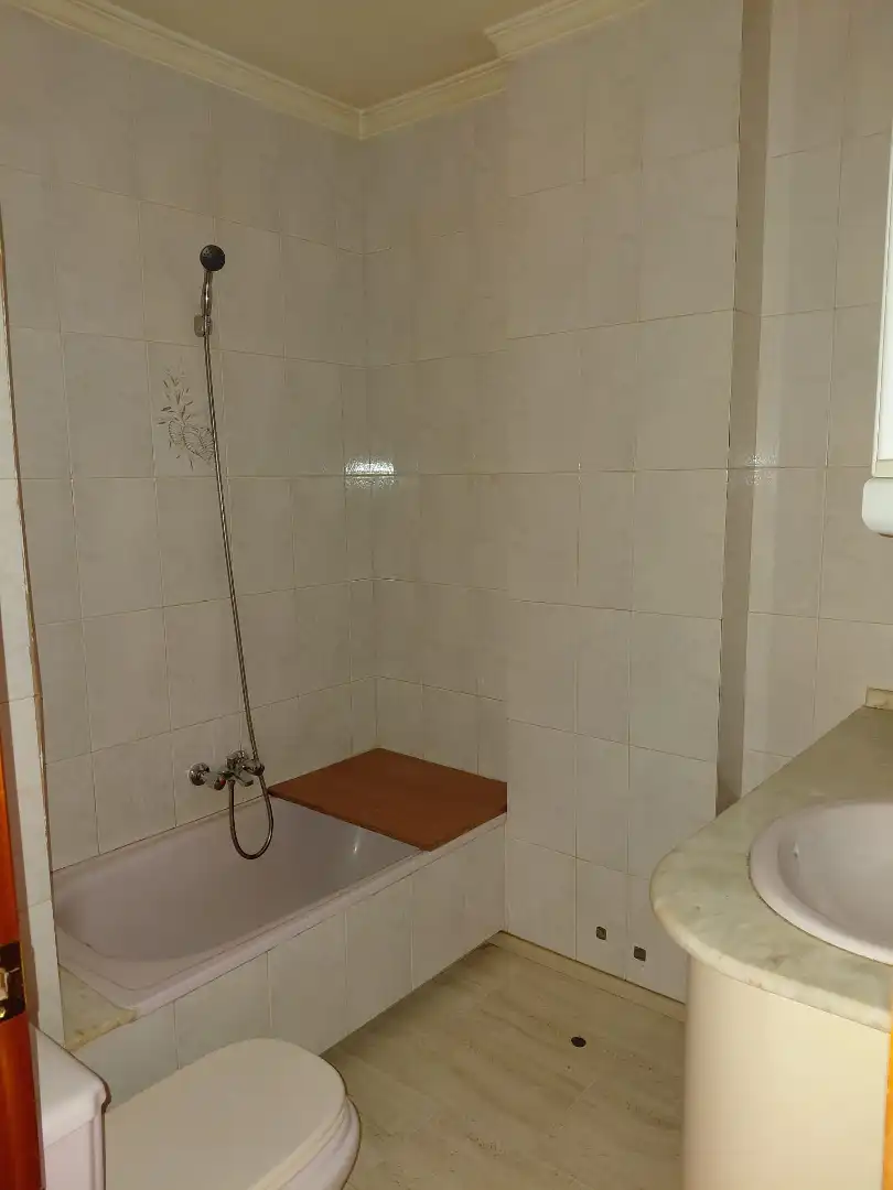 Badezimmer von Wohnung zum Verkauf in Melide mit Abstellraum