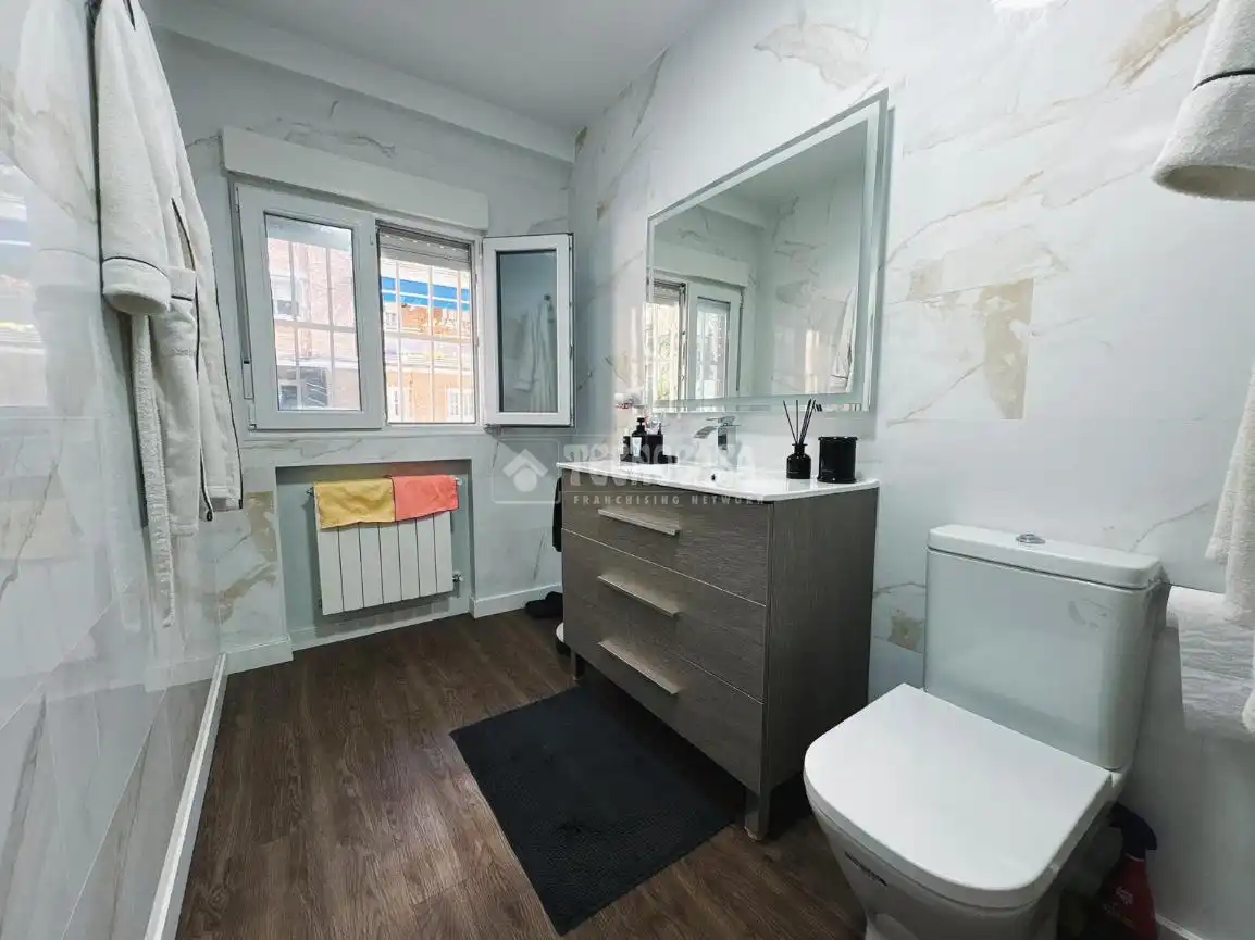 Bathroom of Flat for sale in Madrid  with Air Conditioner and Heating