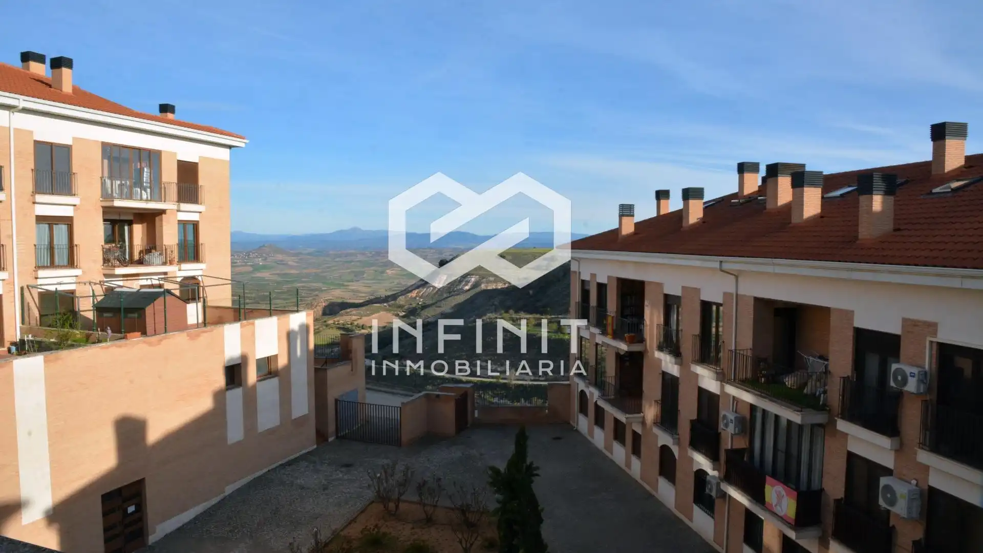 Außenansicht von Wohnung zum Verkauf in Trijueque mit Klimaanlage, Privatgarten und Terrasse