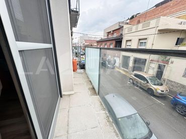 Pis amb balcó en venda a Hostal