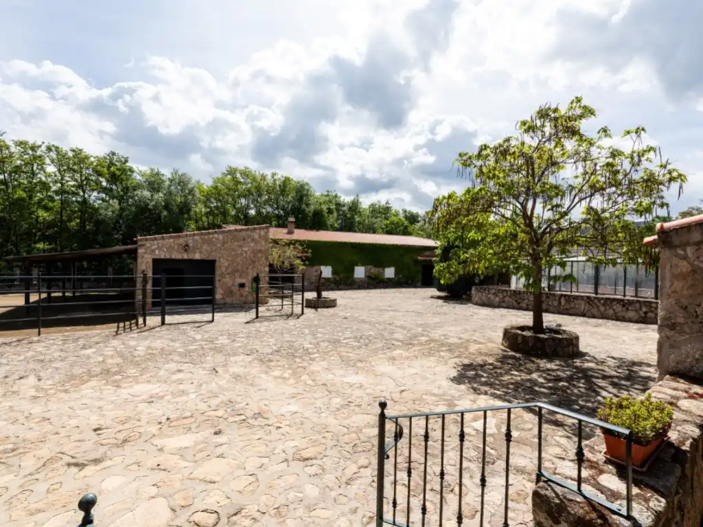 Vista exterior de Casa o chalet en venta en Espinoso del Rey con Terraza, Piscina y Amueblado