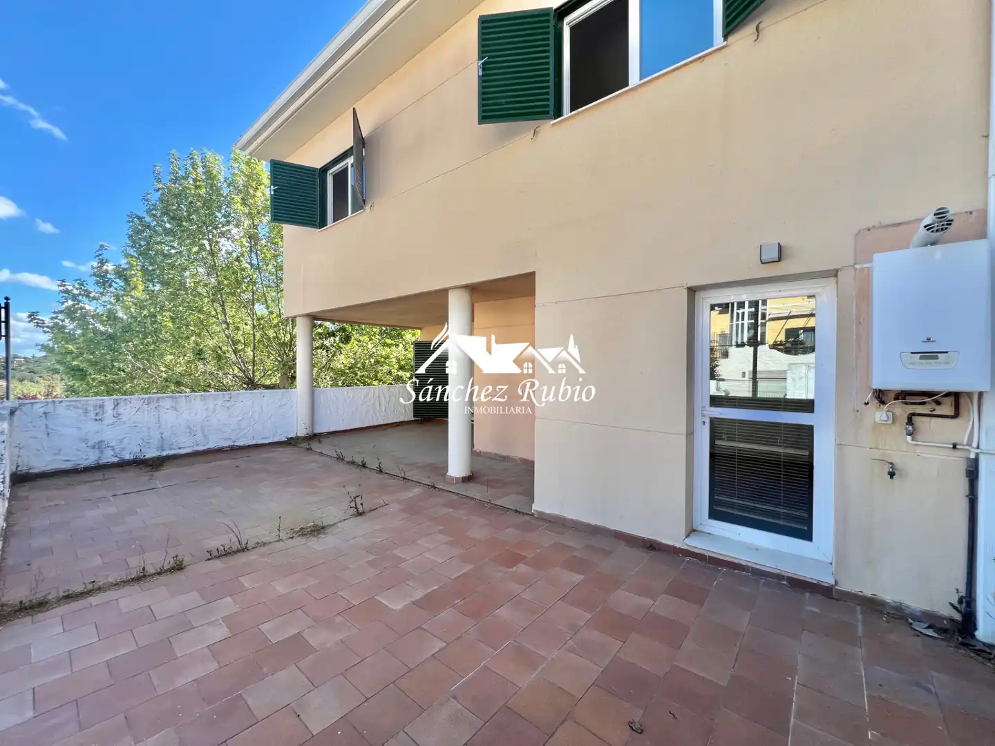 Vista exterior de Casa adosada en venda en Galapagar amb Calefacció, Jardí privat i Parquet