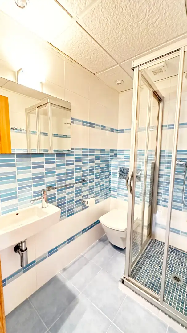 Baño de Apartamento de alquiler en Gandia con Aire acondicionado, Calefacción y Terraza