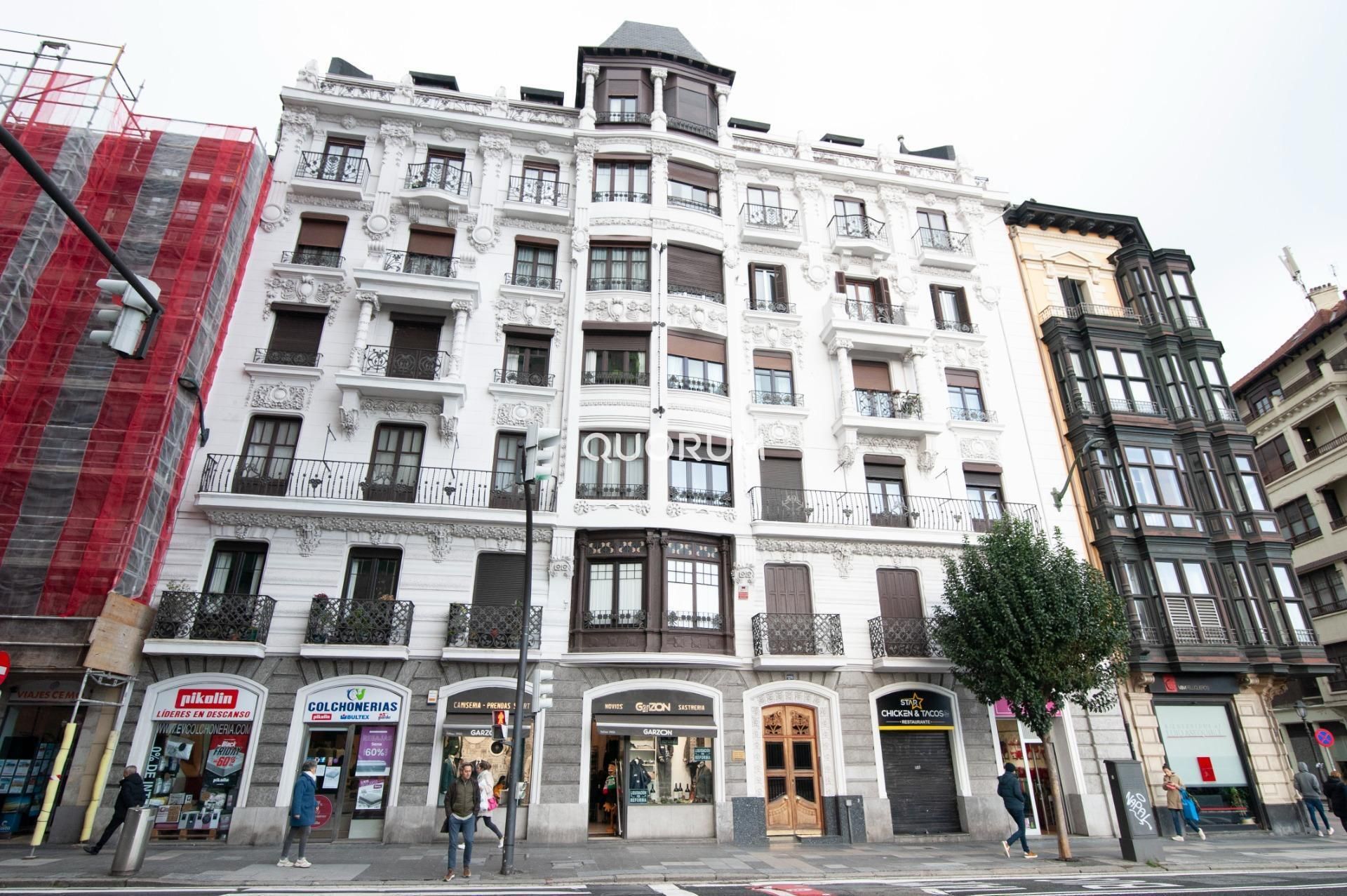 Vista exterior de Pis en venda en Bilbao  amb Balcó
