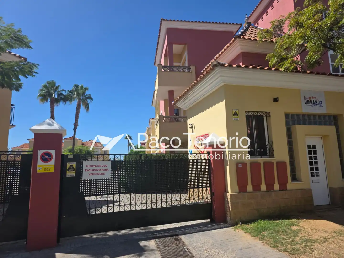 Außenansicht von Wohnung zum Verkauf in Islantilla mit Privatgarten, Terrasse und Abstellraum