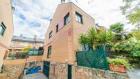 Vista exterior de Casa adosada en venda en Boadilla del Monte amb Aire condicionat, Terrassa i Piscina