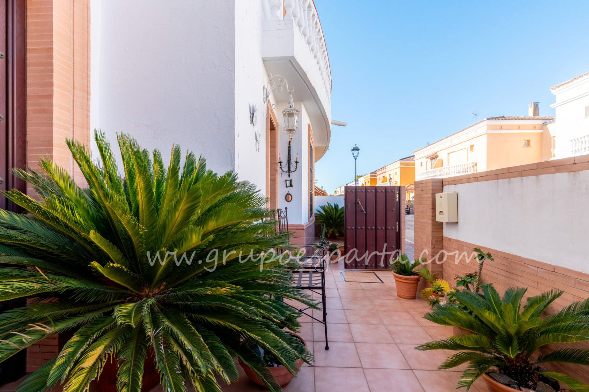 Vista exterior de Casa adosada en venda en Espartinas amb Aire condicionat