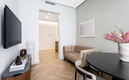 Living room of Flat for sale in  Madrid Capital  with Air Conditioner, Heating and Furnished