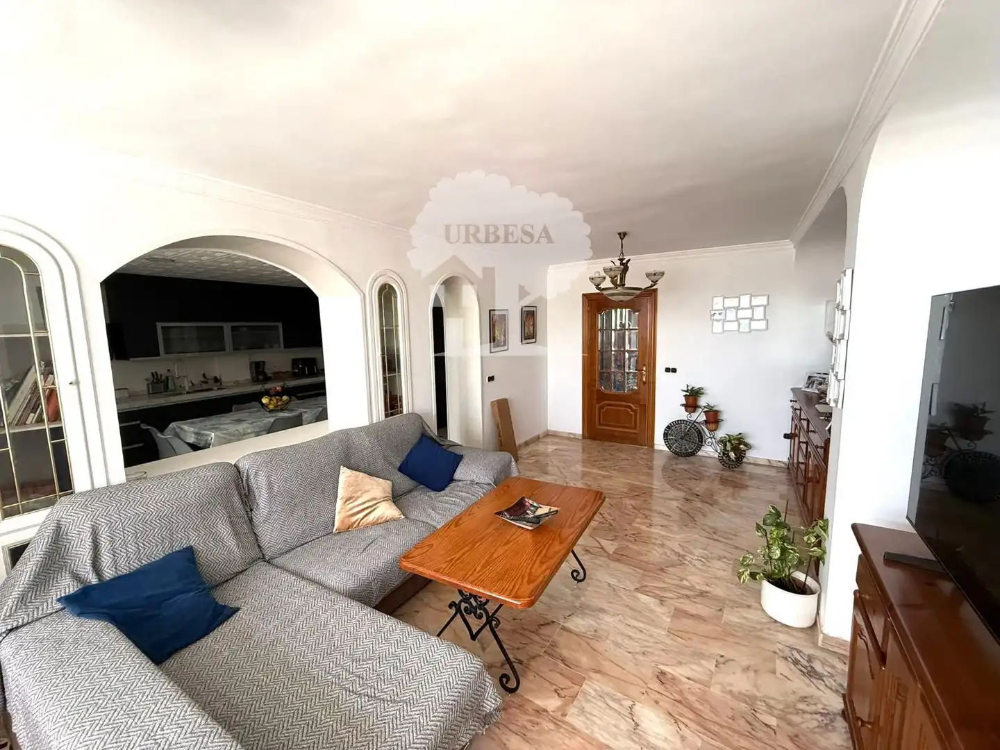 Wohnzimmer von Einfamilien-Reihenhaus zum Verkauf in Motril mit Klimaanlage, Heizung und Schwimmbad