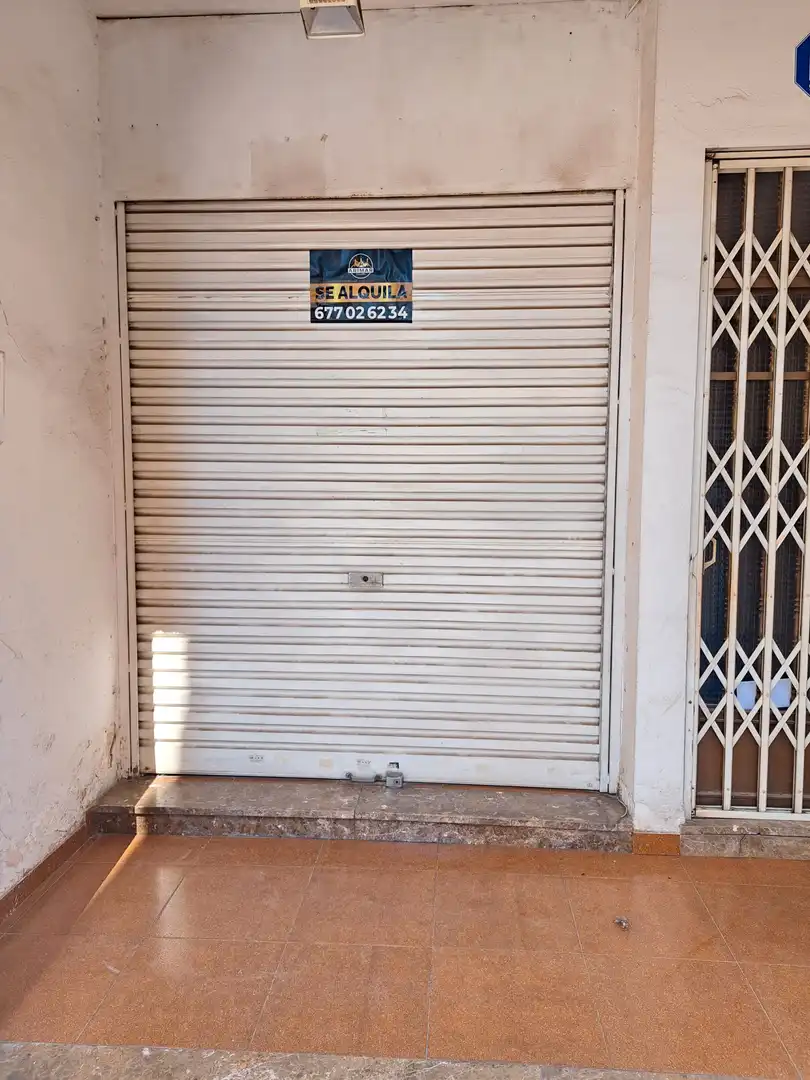 Local comercial de lloguer a Carrer d'Enmig, imagen 2
