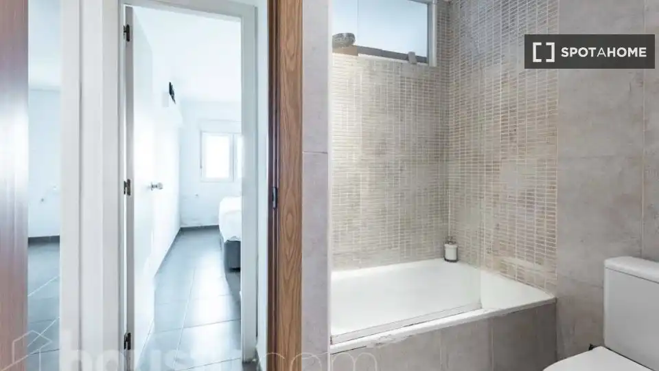 Baño de Piso de alquiler en Barcelona con Aire acondicionado, Calefacción y Amueblado