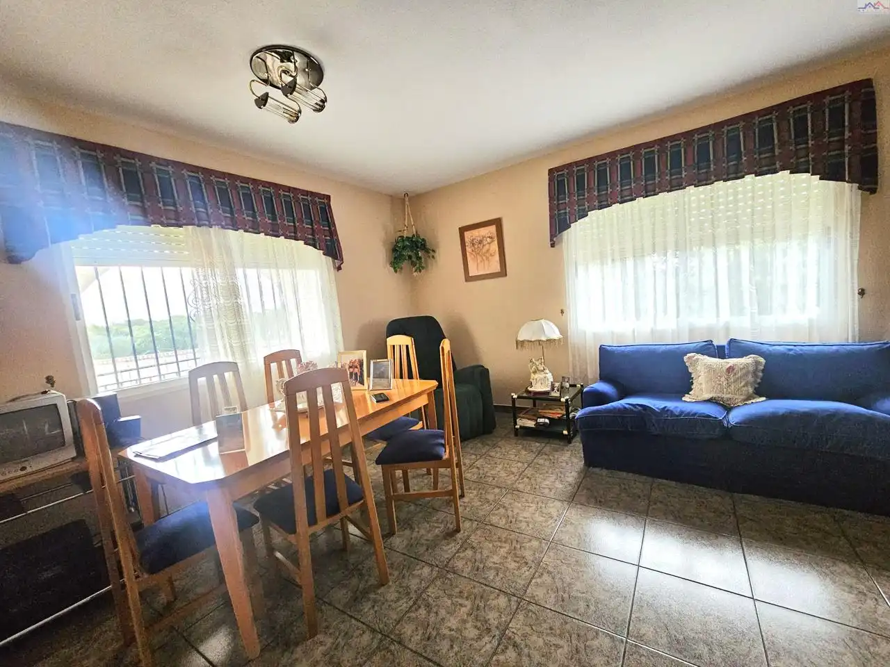 Sala d'estar de Casa o xalet en venda en Villa del Prado amb Traster i Piscina