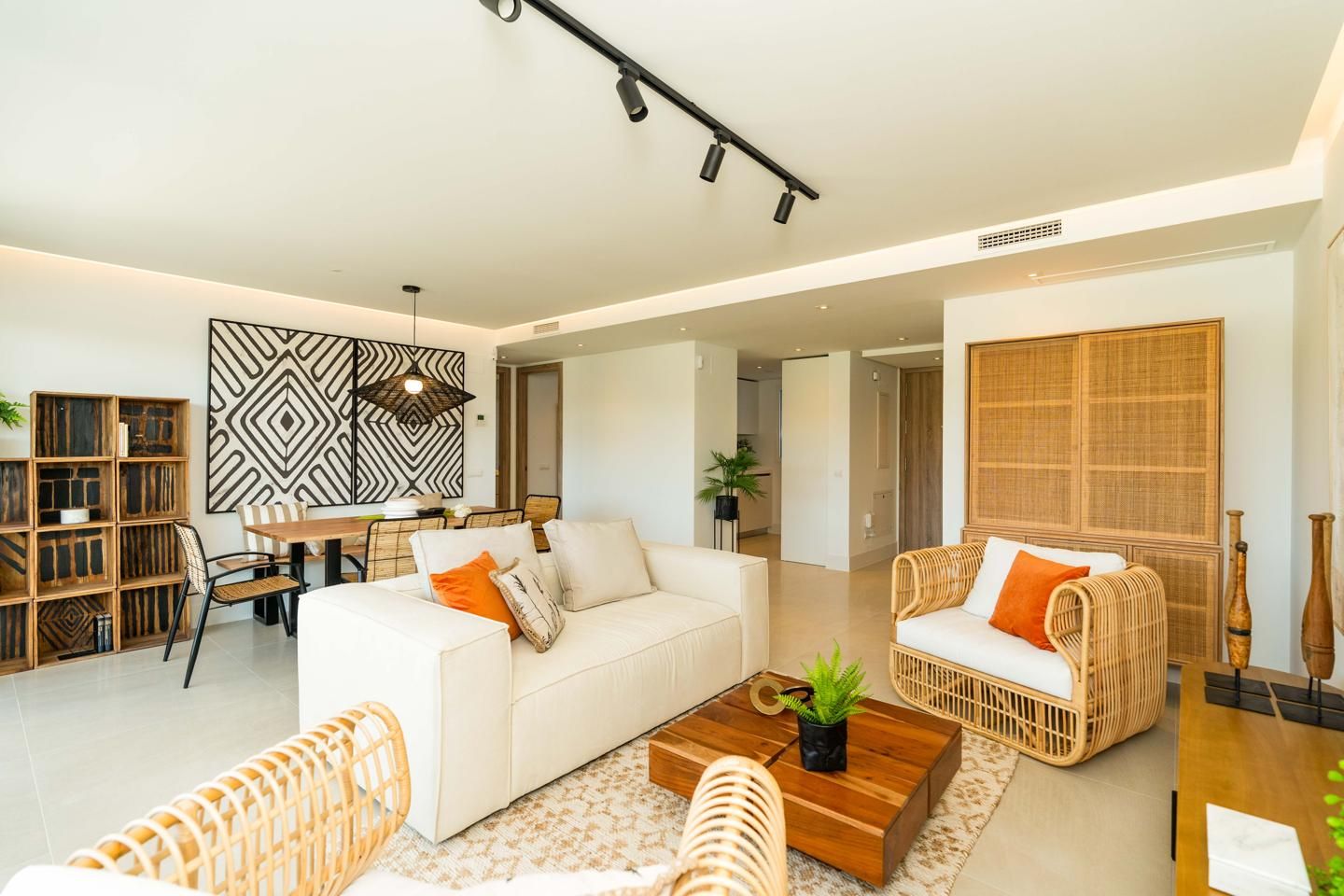Wohnzimmer von Wohnungen zum verkauf in Sotogrande mit Klimaanlage, Heizung und Privatgarten