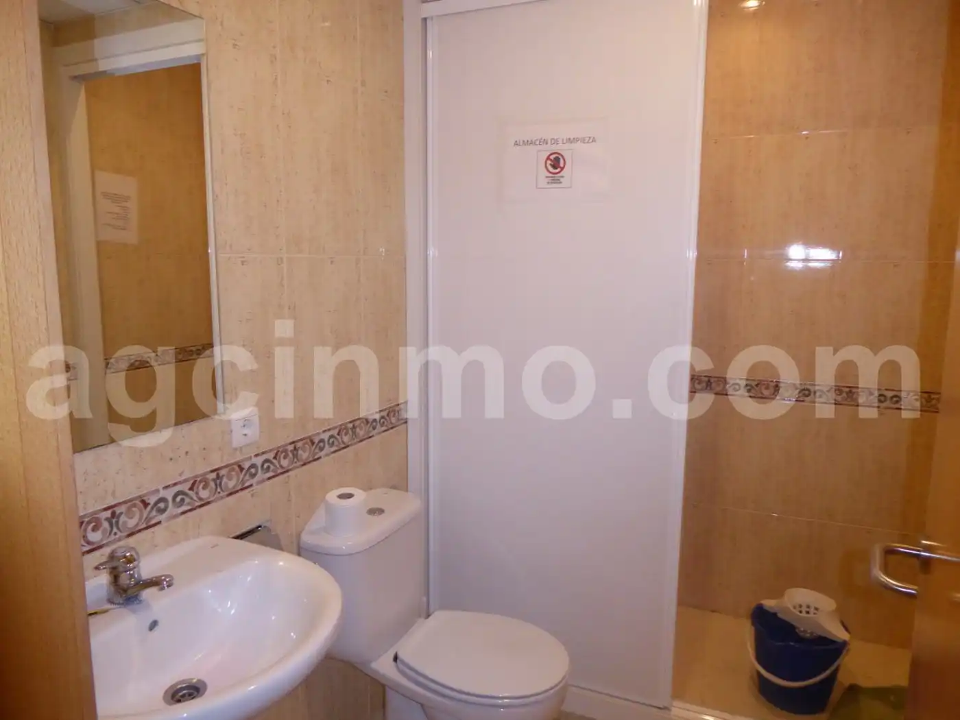 Badezimmer von Büro zur Miete in Valladolid mit Klimaanlage