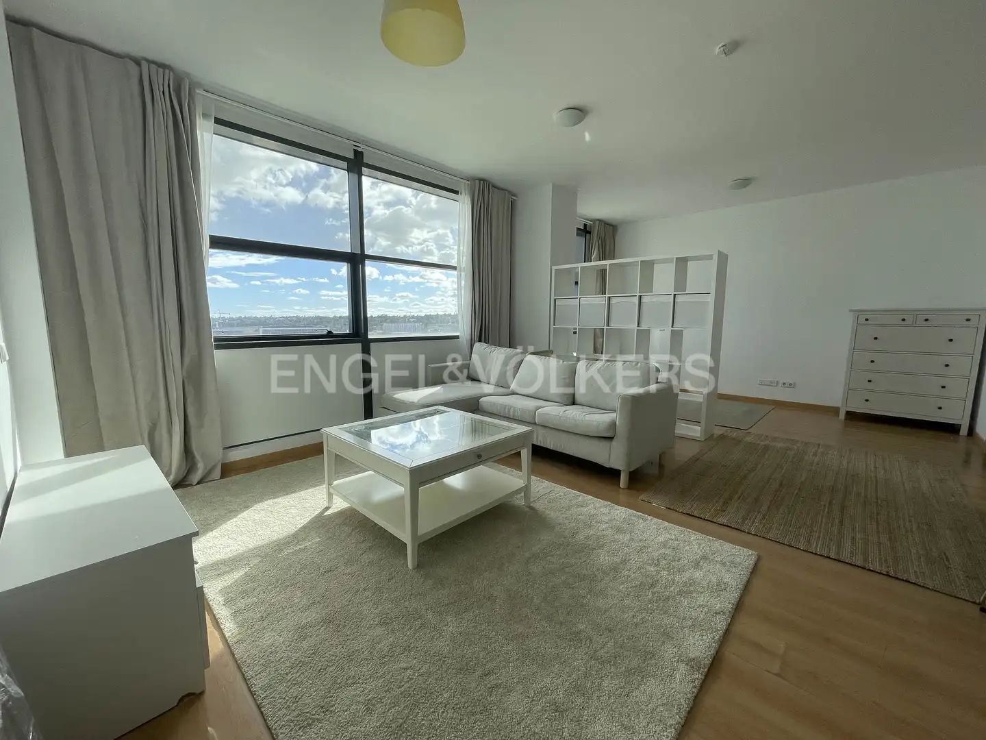 Living room of Study for rent in San Sebastián de los Reyes  with Air Conditioner, Heating and Parquet flooring