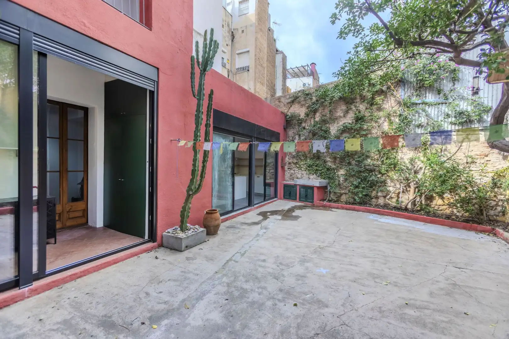 Vista exterior de Casa adosada en venta en Barcelona con Parquet y Terraza