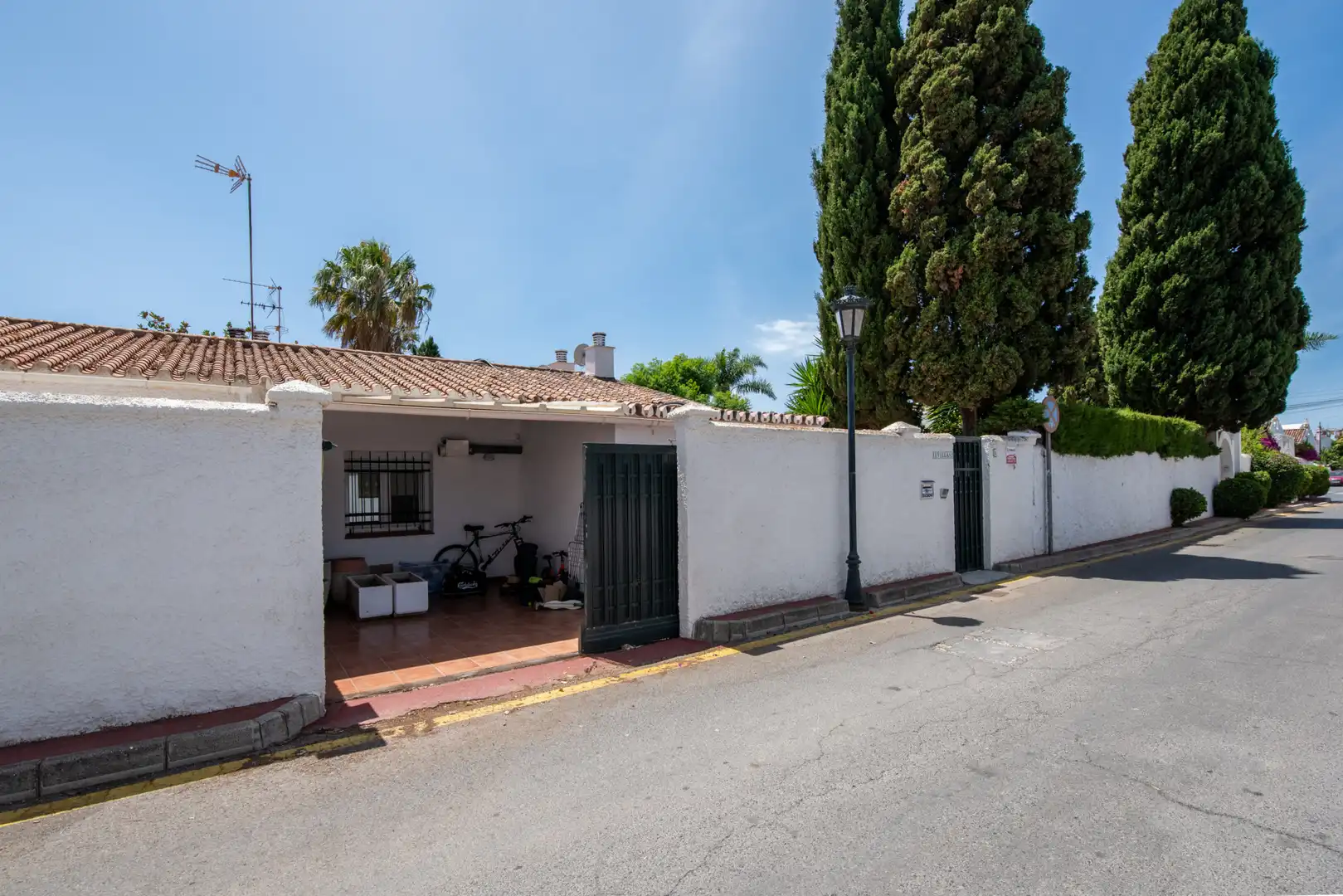 Vista exterior de Casa adosada en venda en Marbella amb Aire condicionat, Terrassa i Piscina