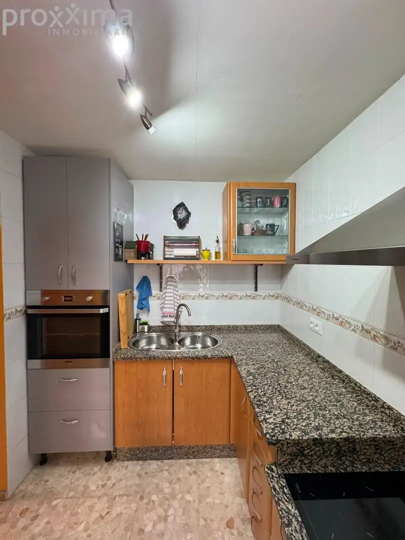 Cuina de Casa adosada en venda en Alcalá de Guadaira amb Aire condicionat, Terrassa i Traster