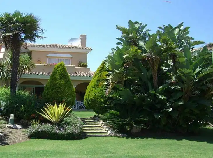 Jardí de Casa adosada de lloguer en Estepona amb Aire condicionat, Terrassa i Moblat