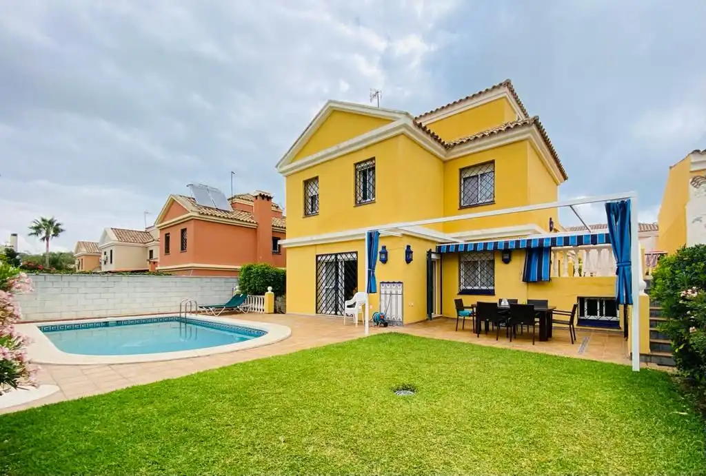 Vista exterior de Casa o chalet de alquiler en Algeciras con Jardín privado, Terraza y Piscina