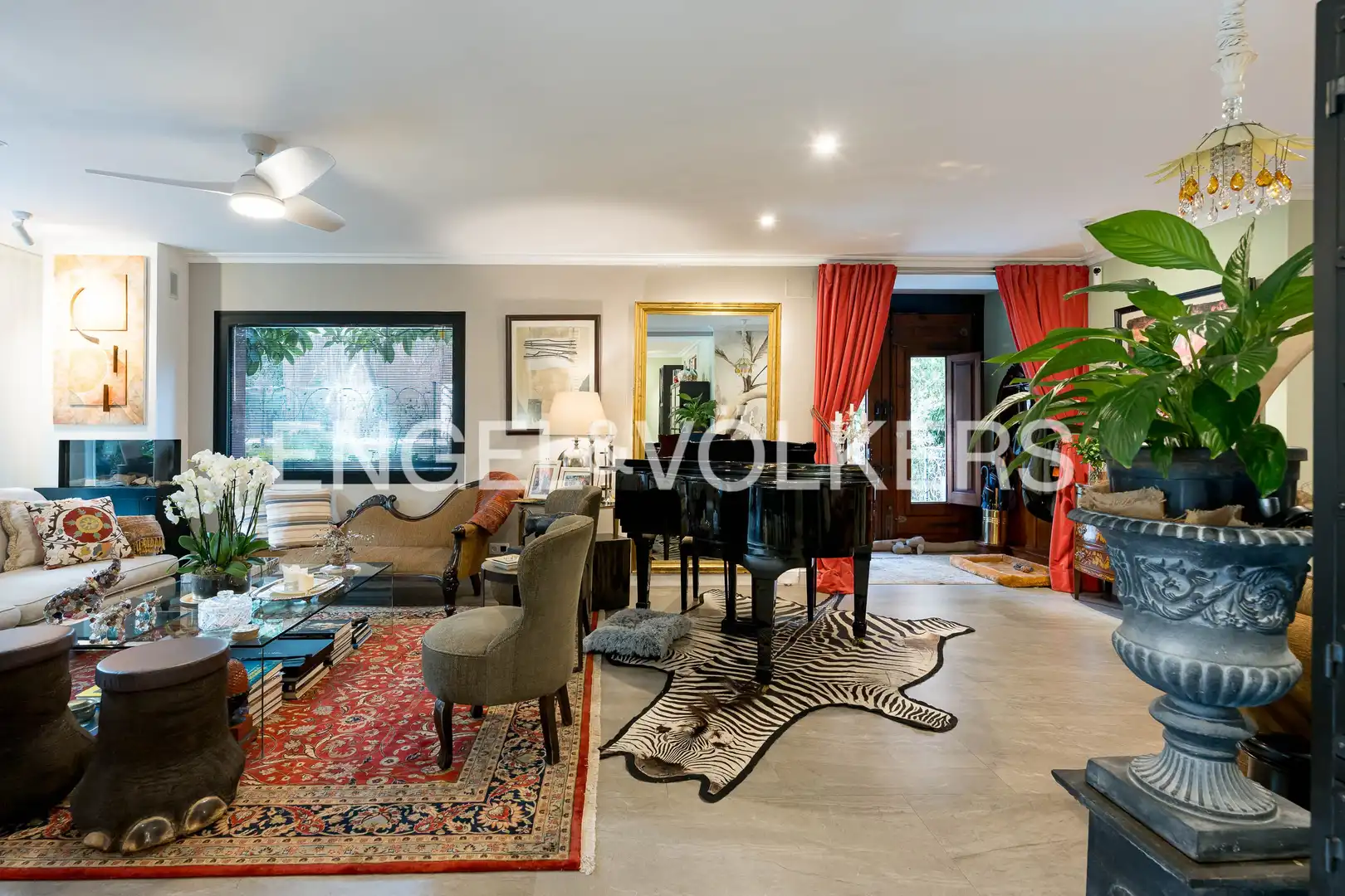 Living room of Houses for sale in  Madrid Capital  with Air Conditioner, Heating and Private garden