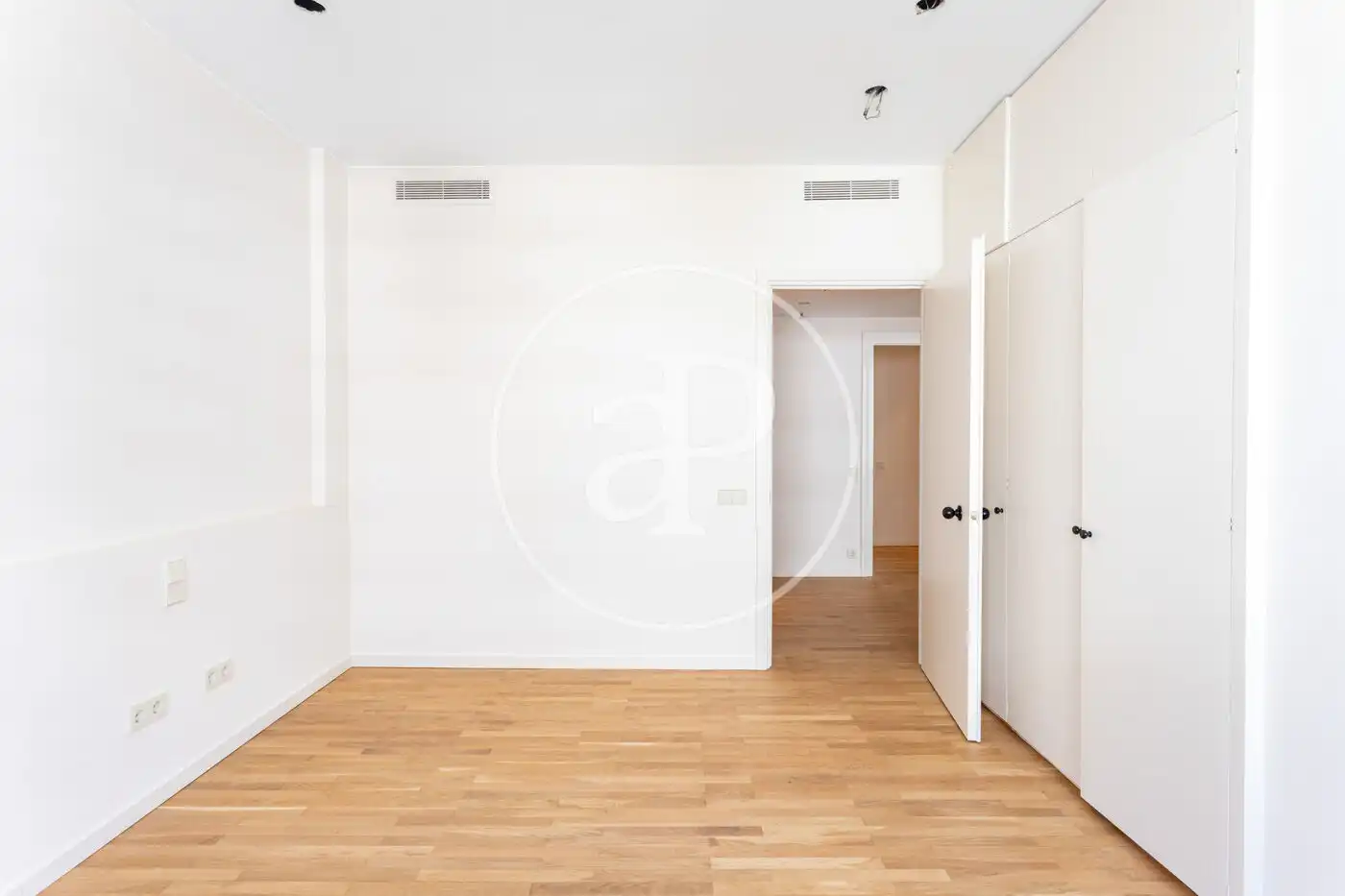 Flat for rent in Barcelona  with Air Conditioner, Heating and Private garden