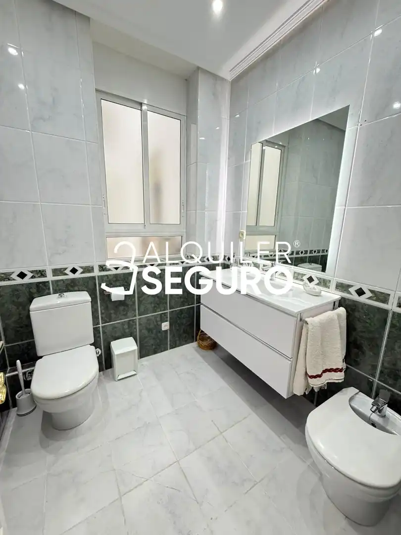 Baño de Piso de alquiler en Madrid con Aire acondicionado, Calefacción y Amueblado