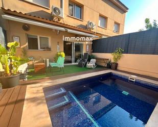 Piscina de Casa adosada en venda en Vilanova i la Geltrú amb Aire condicionat, Terrassa i Piscina