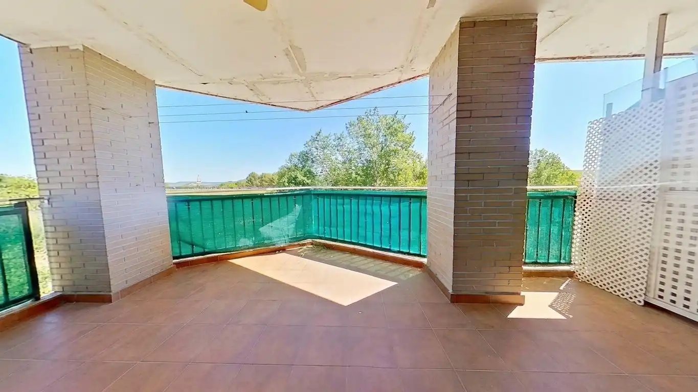 Terrassa de Pis en venda en Sacedón amb Calefacció, Balcó i Piscina comunitària