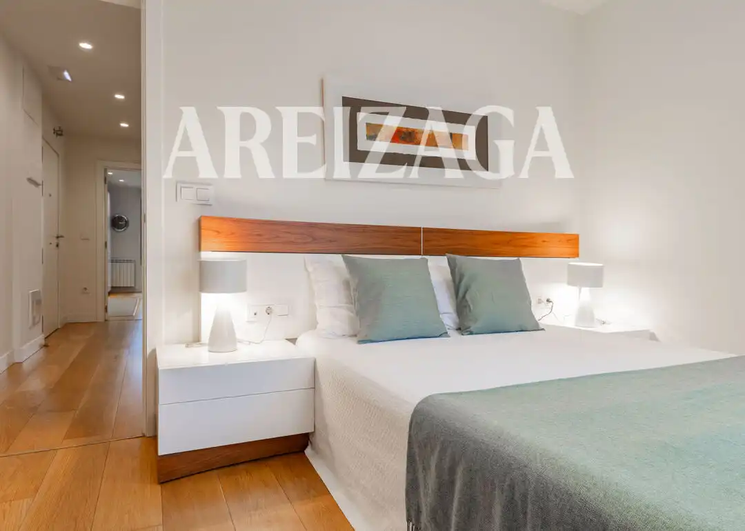 Dormitori de Apartament en venda en Donostia - San Sebastián  amb Calefacció, Terrassa i Traster