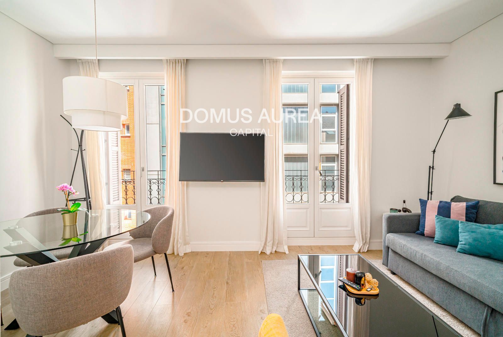 Living room of Flat to rent in  Madrid Capital  with Air Conditioner, Heating and Parquet flooring