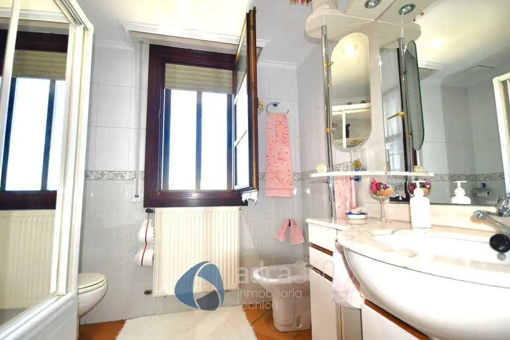 Baño de Casa adosada en venta en Lardero con Calefacción, Terraza y Trastero