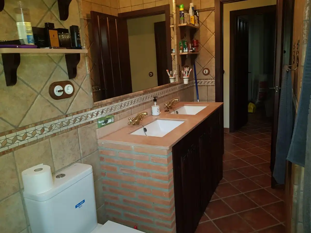 Badezimmer von Country house zum Verkauf in Villanueva del Rey mit Privatgarten und Abstellraum