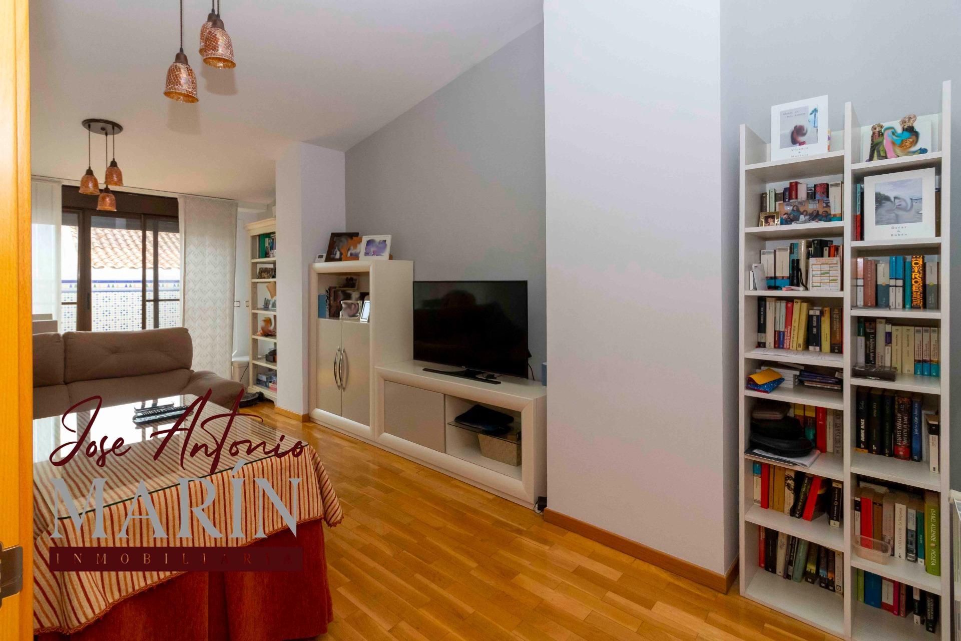 Sala d'estar de Dúplex en venda en Badajoz Capital amb Aire condicionat, Parquet i Traster