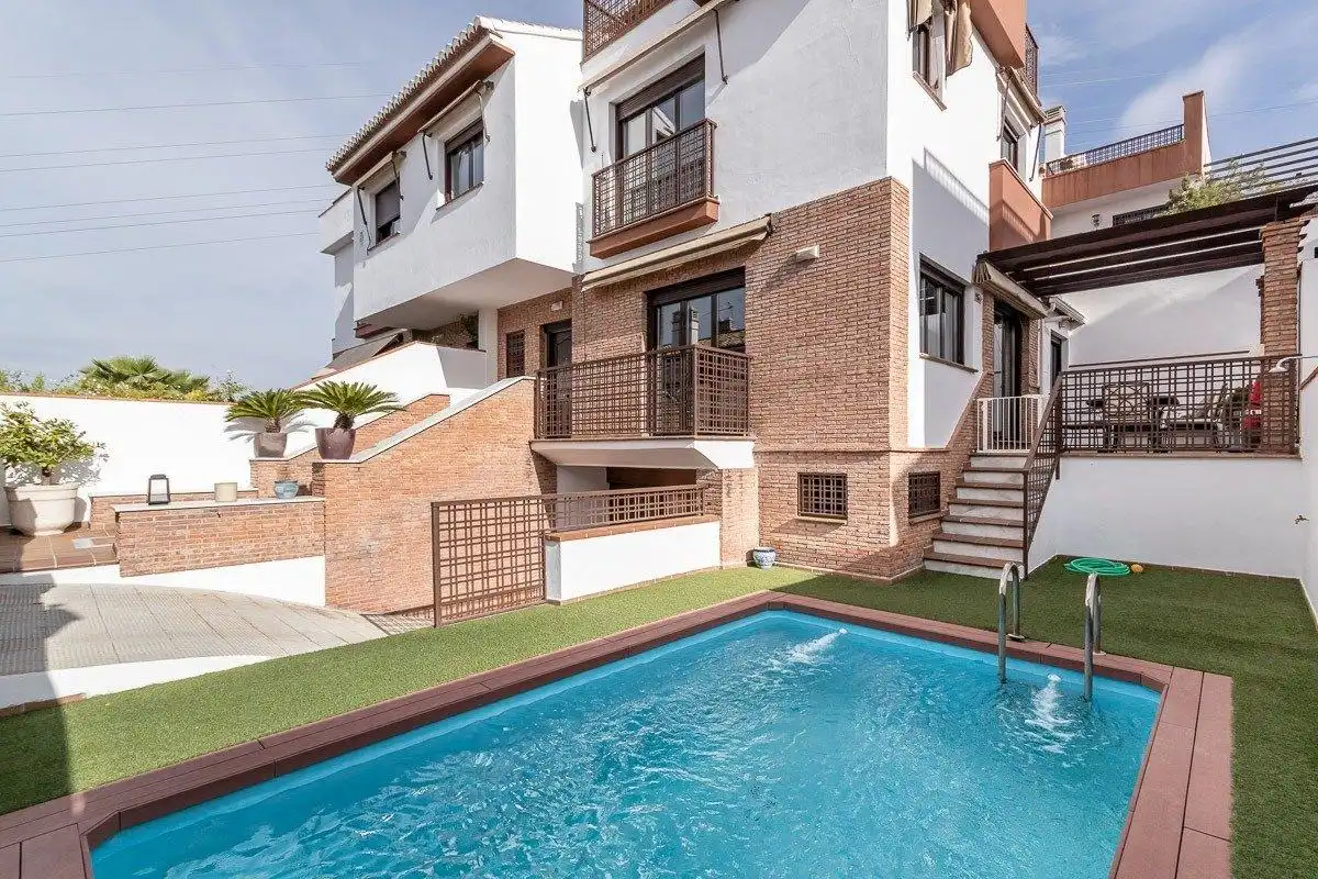 Schwimmbecken von Haus oder Chalet zum Verkauf in Huétor Vega mit Klimaanlage, Heizung und Terrasse