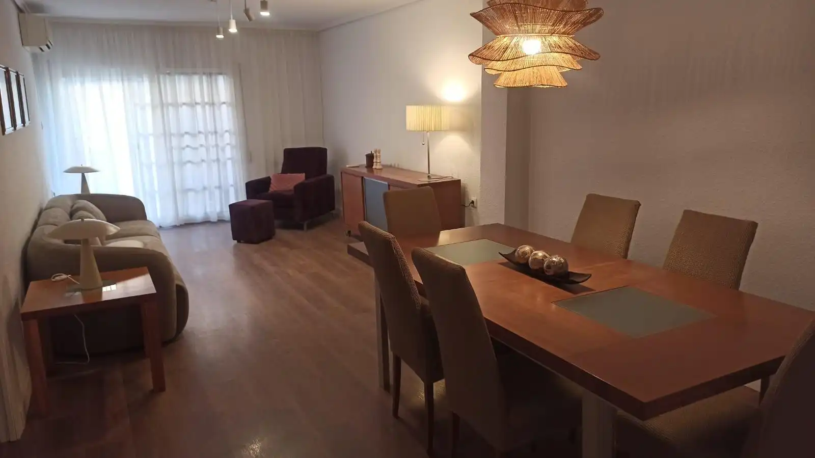 Menjador de Pis de lloguer en  Valencia Capital amb Aire condicionat, Parquet i Moblat