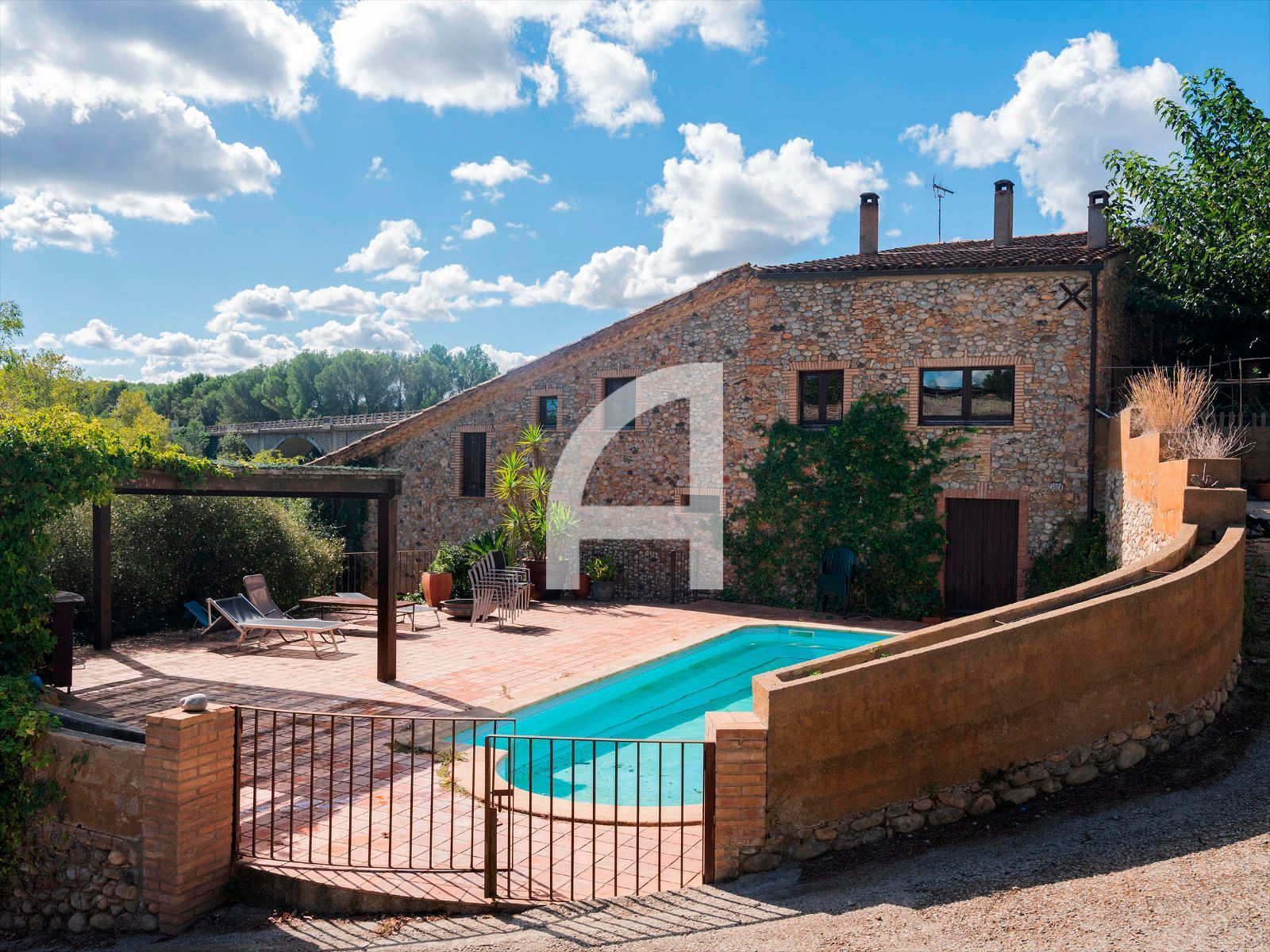 Jardí de Finca rústica en venda en Sant Miquel de Fluvià amb Calefacció, Piscina i Moblat