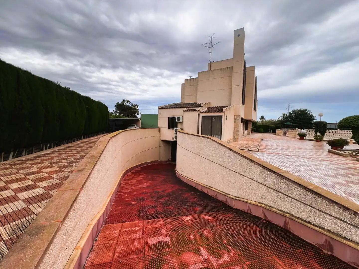 Vista exterior de Casa o xalet en venda en Elche / Elx amb Aire condicionat, Jardí privat i Terrassa