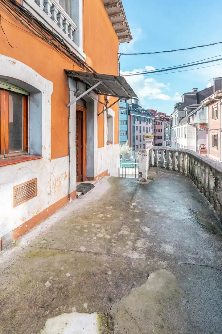 Gebäude zum Verkauf in Calle de Valentín Ochoa, 4, La Felguera