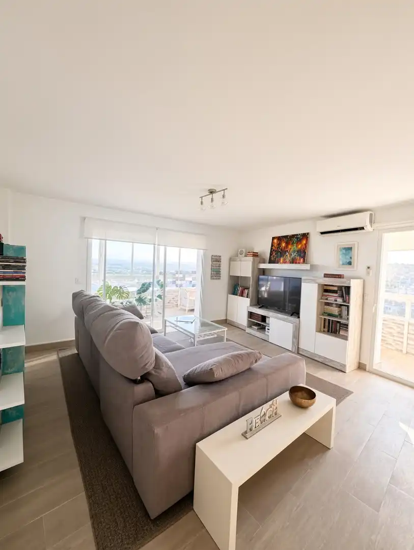 Sala d'estar de Apartament en venda en Sotogrande amb Aire condicionat, Terrassa i Moblat