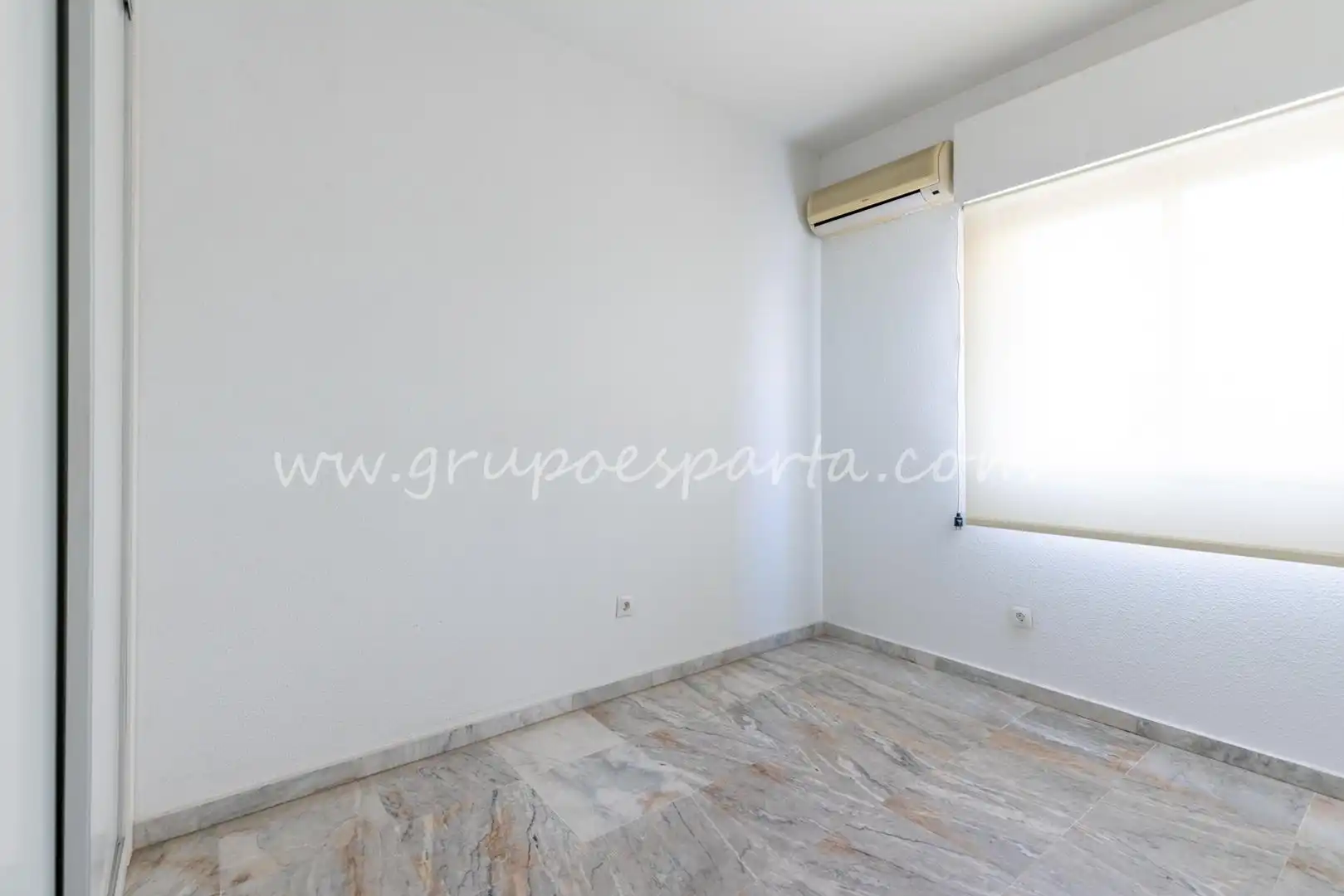 Bedroom of Flat for sale in Sevilla  with Air Conditioner and Balcony